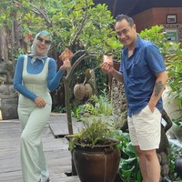 Venna Melinda sendiri sebelumnya sudah pernah menikah degan Ivan Fadilla Soedjoko pada 7 Desember 1995. Dari pernikahannya itu, Venna dikaruniai 2 orang anak, Verrel Bramasta dan Athalla Naufal. Namun sayang pernikahan Venna dan Ivan harus berakhir dengan perceraian. Foto: Instagram/@vennamelindareal