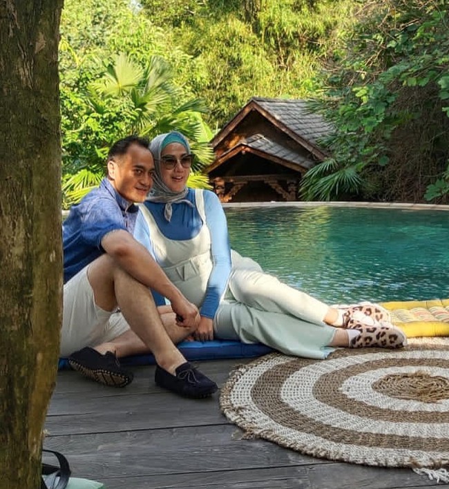 Jelang pernikahan, Venna dan Ferry sudah tak ragu lagi untuk memamerkan kemesraan. Bahkan foto-foto kebersamaan keduanya pun tak kalah dari pasangan-pasangan muda. Foto: Instagram/@vennamelindareal