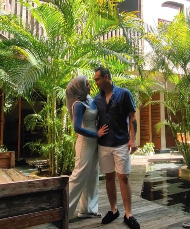 Venna Melinda dan Ferry Irawan terlihat tengah menghabiskan waktu bersama untuk berlibur sekaligus menyiapkan pernikahannya di Bali. Melalui akun Instagramnya, Venna terlihat membagikan potret kebersamaan keduanya saat di Bali. Seperti dalam foto ini, Venna dan Ferry terlihat kompak mengenakan busana berwarna biru. Foto: Instagram/@vennamelindareal