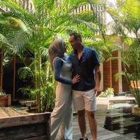 Venna Melinda dan Ferry Irawan terlihat tengah menghabiskan waktu bersama untuk berlibur sekaligus menyiapkan pernikahannya di Bali. Melalui akun Instagramnya, Venna terlihat membagikan potret kebersamaan keduanya saat di Bali. Seperti dalam foto ini, Venna dan Ferry terlihat kompak mengenakan busana berwarna biru. Foto: Instagram/@vennamelindareal