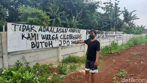 Warga Cilenggang, Tangsel butuh JPO untuk melewati tol.