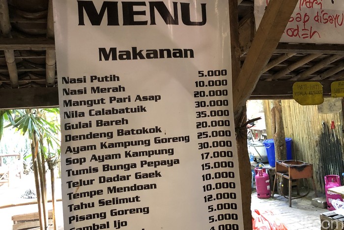 Pilihannya menu-menu rumahan. Tetapi mengolahnya dengan sepenuh rasa, membangun tekstur dan selera. Semakin komplit dengan suasana pekarangan rumah yang rimbun dan teduh.