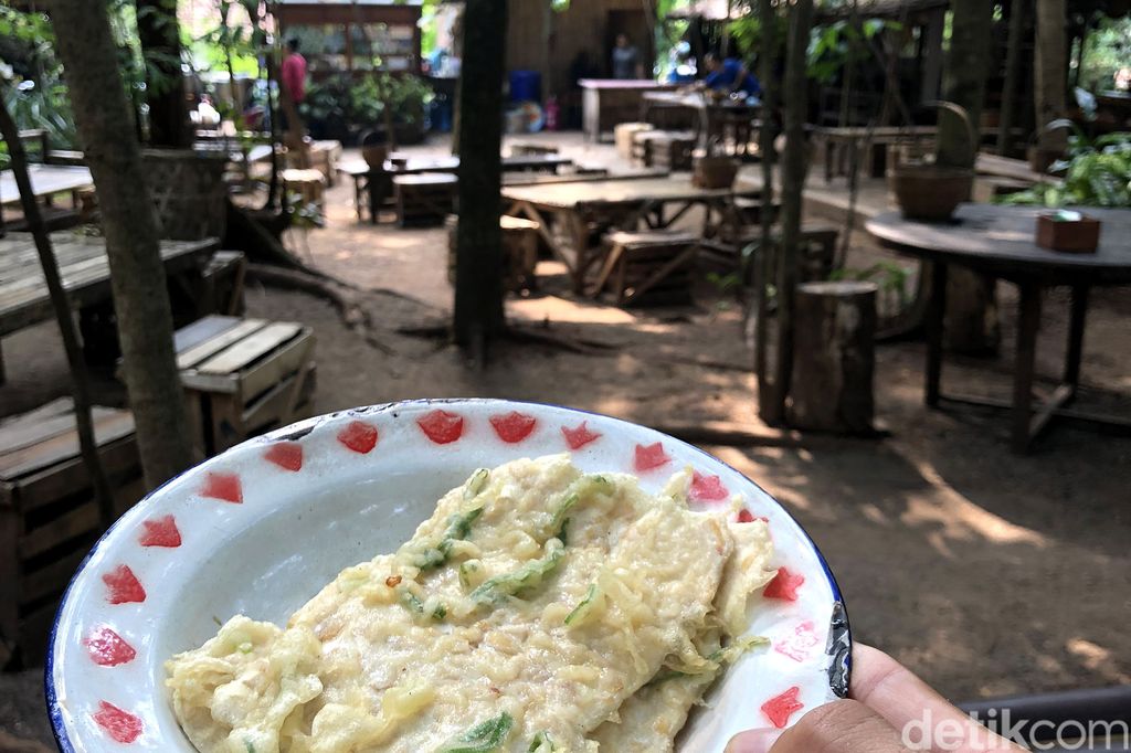 Pilihannya menu-menu rumahan. Tetapi mengolahnya dengan sepenuh rasa, membangun tekstur dan selera. Semakin komplit dengan suasana pekarangan rumah yang rimbun dan teduh.