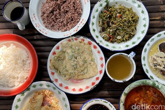 Warung Tuman, Andalkan Menu Rumahan di Bawah Rindangnya Pekarangan Pilihannya menu-menu rumahan. Tetapi mengolahnya dengan sepenuh rasa, membangun tekstur dan selera. Semakin komplit dengan suasana pekarangan rumah yang rimbun dan teduh.