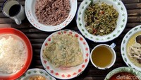 Penyajiannya juga menarik, mereka menggunakan piring enamel. Piring ini mengingatkan masa kecil detikcom yang sering dimarahi nenek karena menjatuhkan piring ini yang suaranya berdenting sekali.