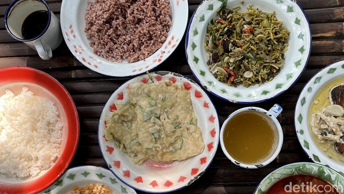 Warung Tuman, Andalkan Menu Rumahan di Bawah Rindangnya Pekarangan Pilihannya menu-menu rumahan. Tetapi mengolahnya dengan sepenuh rasa, membangun tekstur dan selera. Semakin komplit dengan suasana pekarangan rumah yang rimbun dan teduh.