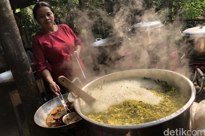 Warung Tuman, Andalkan Menu Rumahan di Bawah Rindangnya Pekarangan Pilihannya menu-menu rumahan. Tetapi mengolahnya dengan sepenuh rasa, membangun tekstur dan selera. Semakin komplit dengan suasana pekarangan rumah yang rimbun dan teduh.
