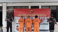 Setelah melancarkan aksinya, pelaku melarikan diri dengan menggunakan motor. 