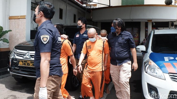 Tiga orang pria berinisial T alias K, HU dan RA alias R asal Sukabumi ditangkap Polres Sukabumi Kota usai merampok dan perkosa wanita paruh baya.