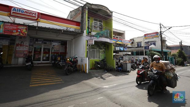 Sejumlah warga melewati toko Indomaret dan Alfamart yang berlokasi di Sukabumi Utara, Jakarta Barat, Kamis (27/1/2022). Indomaret dan Alfamart mungkin terlihat selalu berdekatan yang memiliki banyak persamaan. Namun, keduanya mengakui bahwa mereka memiliki keunggulannya masing-masing. Ada yang mengusung keunggulan dari segi harga lebih murah, kapasitas toko lebih luas, pelayanan lebih ramah atau kenyamanan suasana. Pantauan dilokasi Indomaret dan Alfamart berdekatan dan bersampingan berlada di berbagai lokasi contohnya, Petukangan Utara, Kreo, Duri Kosambi dan Kebon Jeruk. (CNBC Indonesia/Tri Susilo)