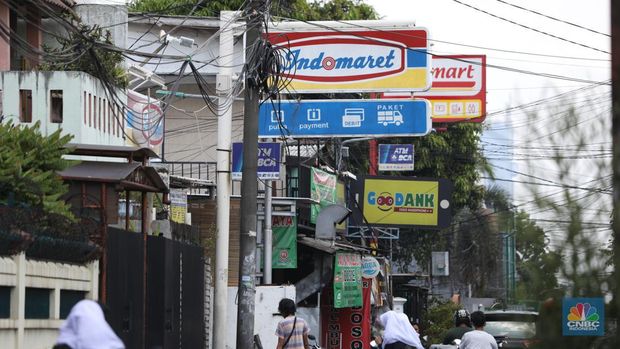 Sejumlah warga melewati toko Indomaret dan Alfamart yang berlokasi di Sukabumi Utara, Jakarta Barat, Kamis (27/1/2022). Indomaret dan Alfamart mungkin terlihat selalu berdekatan yang memiliki banyak persamaan. Namun, keduanya mengakui bahwa mereka memiliki keunggulannya masing-masing. Ada yang mengusung keunggulan dari segi harga lebih murah, kapasitas toko lebih luas, pelayanan lebih ramah atau kenyamanan suasana. Pantauan dilokasi Indomaret dan Alfamart berdekatan dan bersampingan berlada di berbagai lokasi contohnya, Petukangan Utara, Kreo, Duri Kosambi dan Kebon Jeruk. (CNBC Indonesia/Tri Susilo)