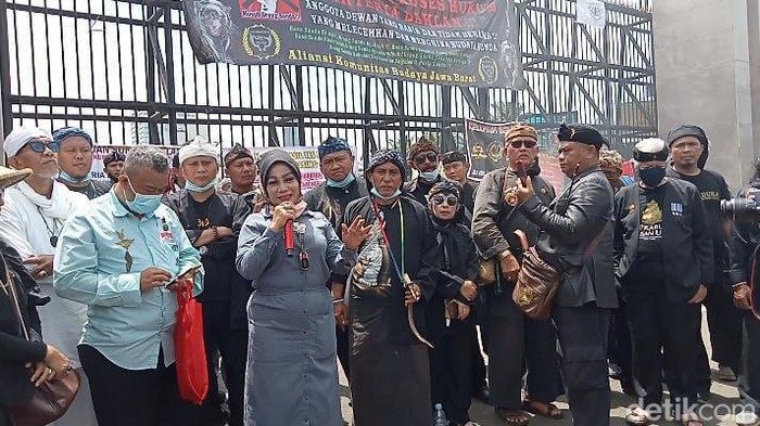 Anggota DPD Jabar temui massa demo Arteria Dahlan di DPR
