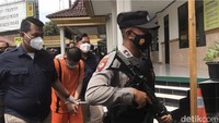 Pelaku naik pitam dan menampar korban sebanyak dua kali serta mencubit korban. Pelaku juga mengatakan kata-kata kasar kepada anak di bawah umur itu.