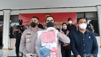 Pelaku juga dikenakan pasal berlapis atas tindak kekerasan pada anak dan pasal tentang penganiayaan yang menyebabkan luka berat dengan ancaman maksimal masing-masing 5 tahun penjara. 