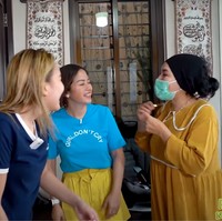 Menanggapi Farida, umi Kalsum lantas langsung menjelaskan bahwa yang dipakainya itu bukanlah kalung biasa, melainkan sebuah strap mask. Sambil memegang strap mask yang ada di lehernya, umi Kalsum pun mengatakan, eh ini buat masker, ganjelan masker. Foto: YouTube/Farida Nurhan