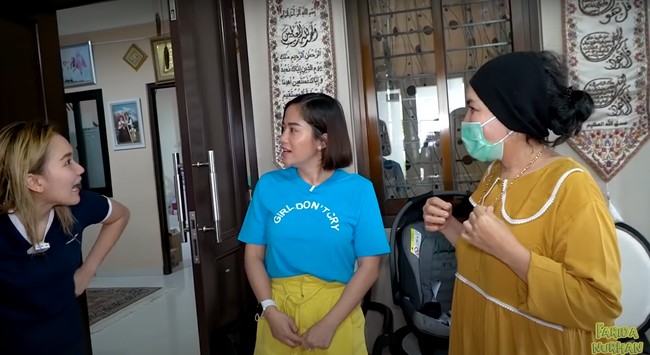 Sambil bercanda Ayu pun langsung menimpali ucapan sang bunda. Tuh bayangin orang kaya, ganjelan masker aja dari emas. Mendengar hal itu Farida sampai sempat dibuat tak percaya. Foto: YouTube/Farida Nurhan
