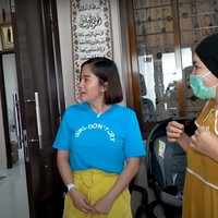 Sambil bercanda Ayu pun langsung menimpali ucapan sang bunda. Tuh bayangin orang kaya, ganjelan masker aja dari emas. Mendengar hal itu Farida sampai sempat dibuat tak percaya. Foto: YouTube/Farida Nurhan