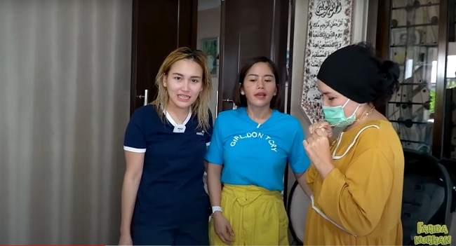 Farida pun sempat kembali bertanya ke Ayu Ting Ting, serius?. Ayu pun mengiyakannya. Strap mask yang dikenakan oleh ibu Ayu Ting Ting itu memang terlihat bisa dijadikan nseperti sebuah kalung panjang. Foto: YouTube/Farida Nurhan