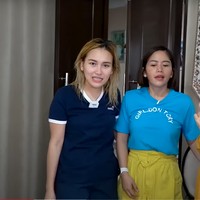 Farida pun sempat kembali bertanya ke Ayu Ting Ting, serius?. Ayu pun mengiyakannya. Strap mask yang dikenakan oleh ibu Ayu Ting Ting itu memang terlihat bisa dijadikan nseperti sebuah kalung panjang. Foto: YouTube/Farida Nurhan