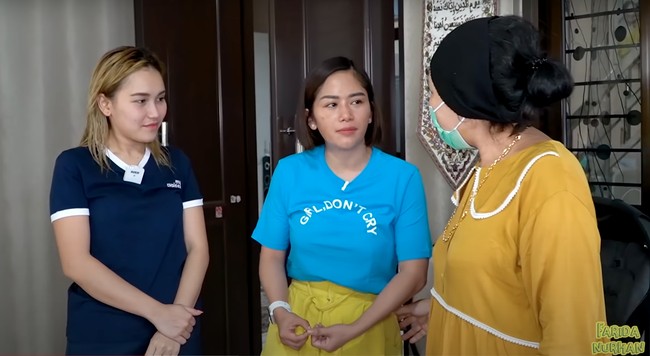 Rupanya ada alasan tersendiri mengapa umi Kalsum memilih megenakan strap mask dari emas asli. Karena kan misalnya ntar kalau kena air atau apa kan supaya nggak pada hitam-hitam, terang Ayu. Foto: YouTube/Farida Nurhan