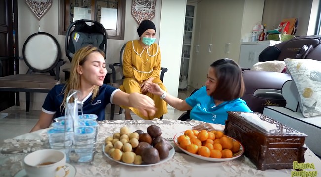 Umi Kalsum pun tampak menemani Ayu dan Farida serta mengobrol bersama. Memang dari jarak jauh saja strap mask umi Kalsum itu sudah terlihat jelas dan cukup mencuri perhatian. Foto: YouTube/Farida Nurhan