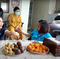 Umi Kalsum pun tampak menemani Ayu dan Farida serta mengobrol bersama. Memang dari jarak jauh saja strap mask umi Kalsum itu sudah terlihat jelas dan cukup mencuri perhatian. Foto: YouTube/Farida Nurhan