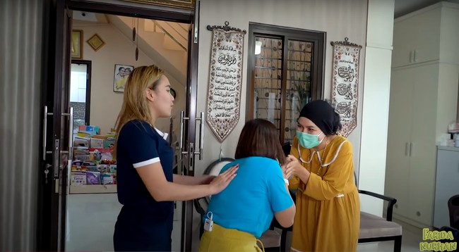 Dalam sebuah video YouTube unggahan akun food vlogger Farida Nurhan terlihat sang YouTuber yang mengunjungi kediaman Ayu Ting Ting. Di kediaman Ayu itu Farida juga bertemu dengan Umi Kalsum, ibunda Ayu Ting Ting. Foto: YouTube/Farida Nurhan