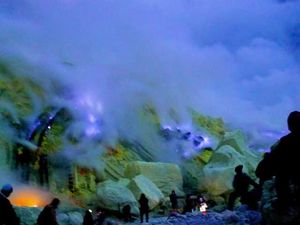 Geopark Sebut Blue Flame Kawah Ijen Butuh Perawatan Agar Tetap Bisa Dinikmati