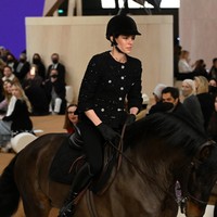 Pembukaan fashion show dengan menampilkan kuda pacu dinilai sebagai pilihan yang artistik dan indah. Namun, tak sedikit pula yang mengritik keterlibatan hewan dalam peragaan busana yang digelar di Grand Palais, Paris, itu. (Foto: Getty Images/Pascal Le Segretain)