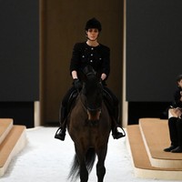 Bergaya ala equestrian, Putri Charlotte yang juga dikenal sebagai atlet berkuda muncul dalam balutan busana serba hitam. Ia mengenakan blouse berpotongan jaket tweed khas Chanel yang berhiaskan payetan mengilap. (Foto: Getty Images/Pascal Le Segretain)
