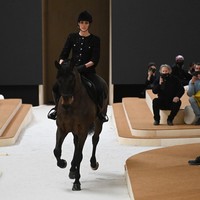 Menurut Putri Charlotte sendiri, sejarah Chanel tak lepas dari elemen berkuda. Aku langsung teringat cerita tentang Chanel dan Gabrielle (Coco) Chanel. Berkuda sangat penting baginya dalam menentukan visi untuk Chanel, kata cucu ikon fashion Grace Kelly itu. Chanel menunjuk Charlotte Casiraghi sebagai brand ambassador pada 2020. Sebelumnya, perempuan 35 tahun itu pernah menjadi wajah untuk Gucci dan Saint Laurent. (Foto: Getty Images/Pascal Le Segretain)