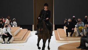 7 Potret Aksi Putri Monako Berkuda di Catwalk Chanel, Banjir Kecaman