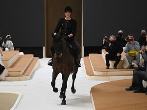 Aksi Charlotte Casiraghi Berkuda di Panggung Catwalk Chanel
