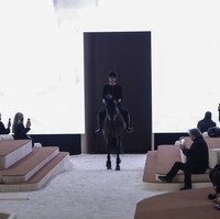 Chanel menggelar fashion show adibusana (haute-couture) musim semi-panas 2022 di Paris Fashion Week, Selasa (25/1/2022). Sebagai pembuka koleksi karya desainer Virginie Viard itu, tampil Putri Monako Charlotte Casiraghi berkuda menelusuri catwalk. (Foto: AP/Lewis Joly)
