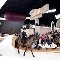 Disaksikan oleh para tamu VVIP Chanel seperti aktris Margot Robbie, Pharrell Williams, dan Anna Wintour, Putri Charlotte unjuk kebolehan saat mengitari landasan peraga yang didesain khusus oleh seniman Prancis Xavier Veilhan. (Foto: AP/Lewis Joly)