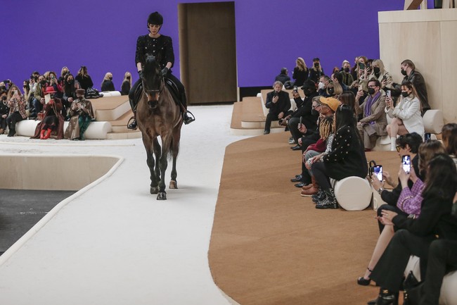 Penggunaan hewan di parade fashion show sangatlah norak dan tidak penting! komentar netizen. Seberapa tidak pentingnya menampilkan kuda yang berjalan di catwalk? Hanya sebagai hiburan untuk para undangan? #penyiksaanhewan, kritik netizen lainnya. Ada pula yang berkomentar, Setop eksploitasi hewan! (Foto: AP/Lewis Joly)