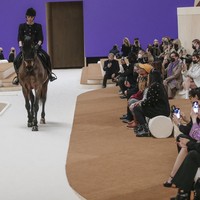 Penggunaan hewan di parade fashion show sangatlah norak dan tidak penting! komentar netizen. Seberapa tidak pentingnya menampilkan kuda yang berjalan di catwalk? Hanya sebagai hiburan untuk para undangan? #penyiksaanhewan, kritik netizen lainnya. Ada pula yang berkomentar, Setop eksploitasi hewan! (Foto: AP/Lewis Joly)