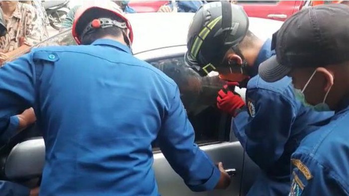 Damkar evakuasi bocah 4 tahun yang terjebak di dalam mobil di Depok