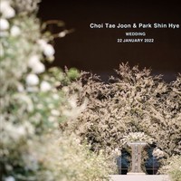 Altar tempat Park Shin Hye dan Choi Tae Joon mengikat janji suci dipenuhi bunga putih mulai dari latar belakang hingga pelaminan. Foto: Instagram/@grove008, Soulpage Photography