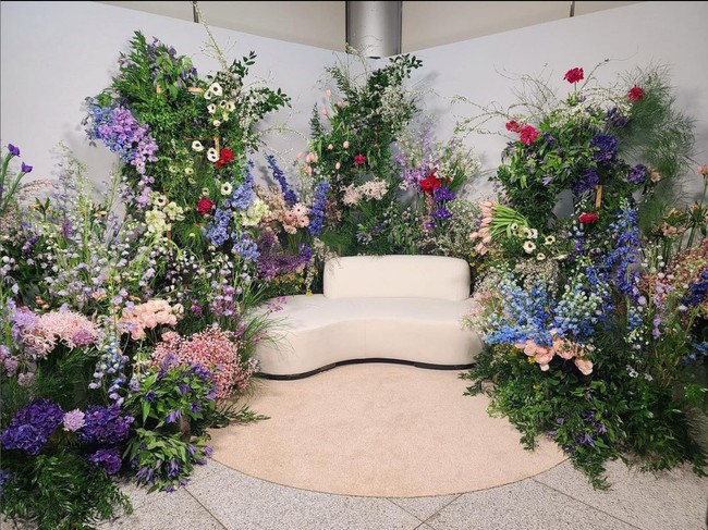 Kontras dengan altar dan pelaminan yang serba putih, ruang tunggu pengantin wanita lebih kaya warna. Foto: Instagram/@grove008, Soulpage Photography