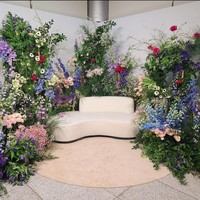 Kontras dengan altar dan pelaminan yang serba putih, ruang tunggu pengantin wanita lebih kaya warna. Foto: Instagram/@grove008, Soulpage Photography