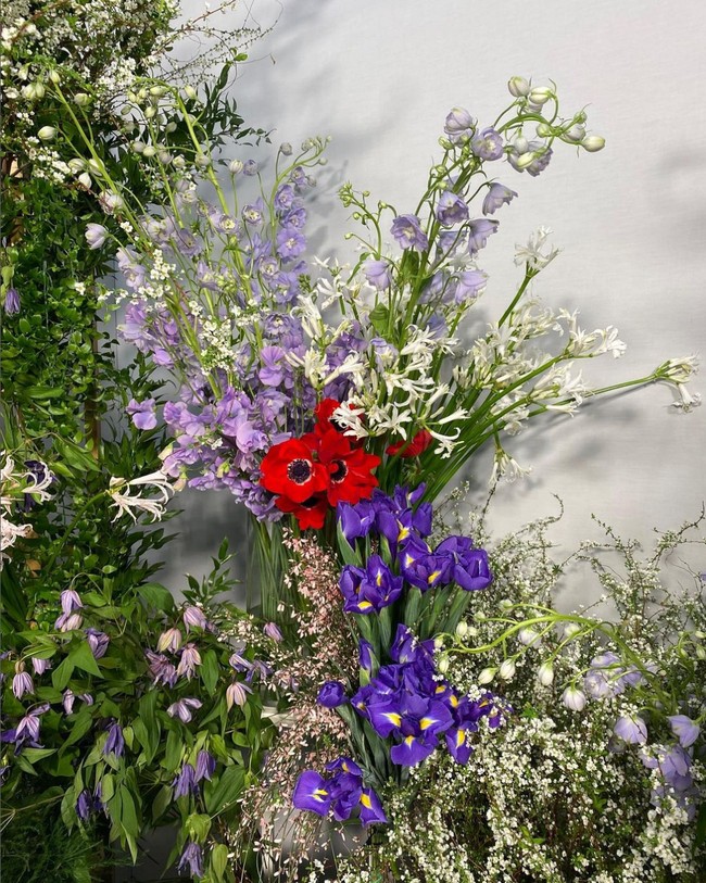 Penggunaan berbagai jenis bunga beraneka warna membuat ruangan ini tampil lebih playful. Foto: Instagram/@grove008, Soulpage Photography