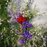Penggunaan berbagai jenis bunga beraneka warna membuat ruangan ini tampil lebih playful. Foto: Instagram/@grove008, Soulpage Photography