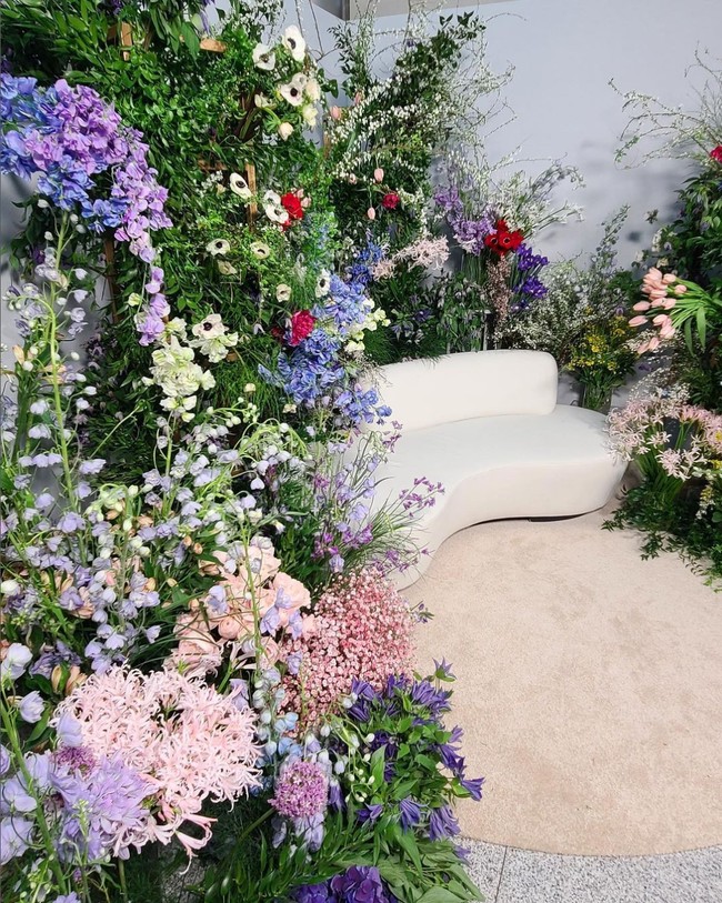 Kombinasi anggrek ungu, mawar, daisy hingga baby’s breath membuat spot ini tampak seperti taman bunga. Foto: Instagram/@grove008, Soulpage Photography