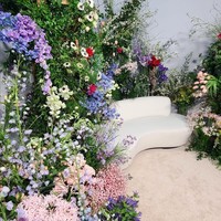 Kombinasi anggrek ungu, mawar, daisy hingga baby’s breath membuat spot ini tampak seperti taman bunga. Foto: Instagram/@grove008, Soulpage Photography