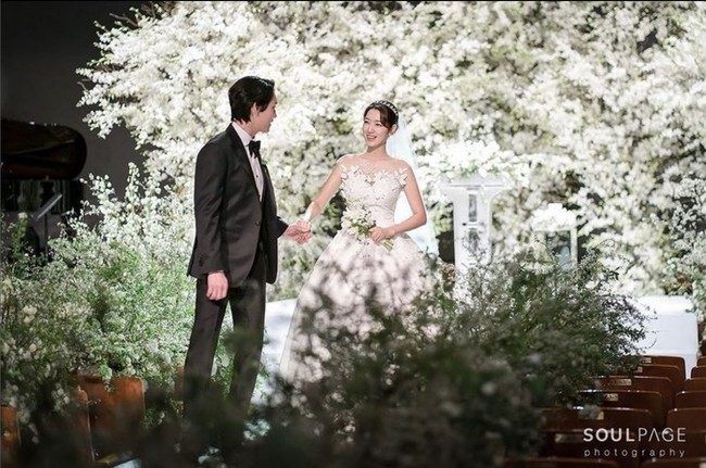 Pemandangan indah saat Park Shin Hye dan Choi Tae Jun berdampingan bersama di pelaminan. Foto: Instagram/@grove008, Soulpage Photography