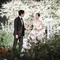 Pemandangan indah saat Park Shin Hye dan Choi Tae Jun berdampingan bersama di pelaminan. Foto: Instagram/@grove008, Soulpage Photography