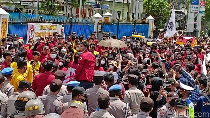 Demo mahasiswa gegara polisi pemerkosa mahasiswi divonis ringan (detikcom/MUhammad Risanta)