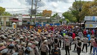Ratusan massa aksi berhadap-hadapan dengan polisi. Massa memprotes karena oknum polisi Bripka Bayu Tamtomo pemerkosa mahasiswi inisial DV hanya divonis 2,6 tahun bui.