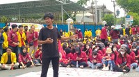Mahasiswa pria menangis di hadapan rekan-rekannya saat aksi berlangsung.